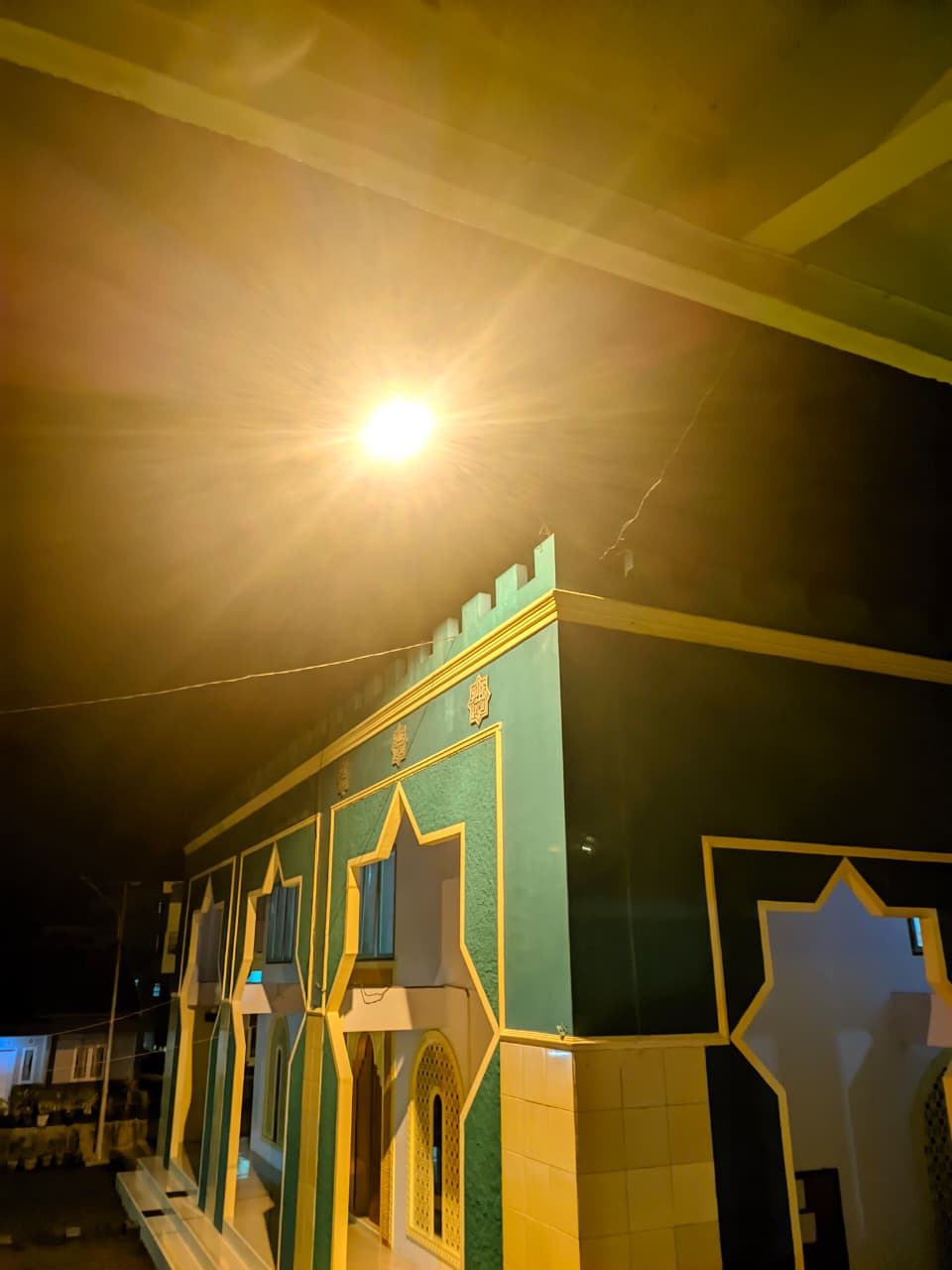 Bangunan Pondok Pesantren An-Nur pada malam hari